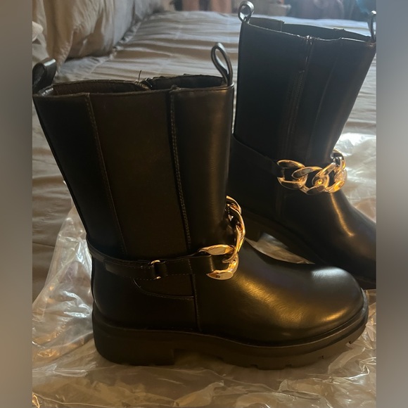 Shoes - Women’s Chelsea style gold chain boots